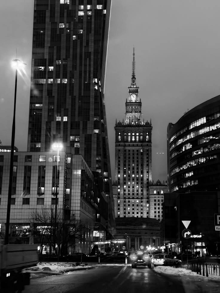 Ulica z widokiem na Pałac Kultury nocą
