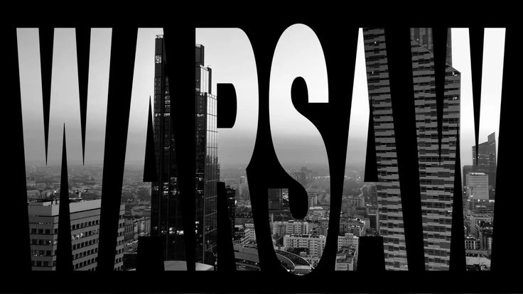 Napis WARSAW z widokiem na panoramę Warszawy