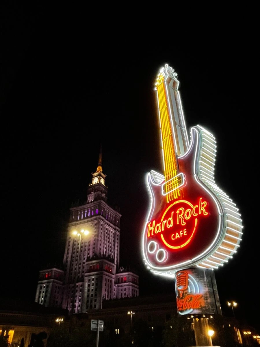 Neon przy Pałacu Kultury nocą